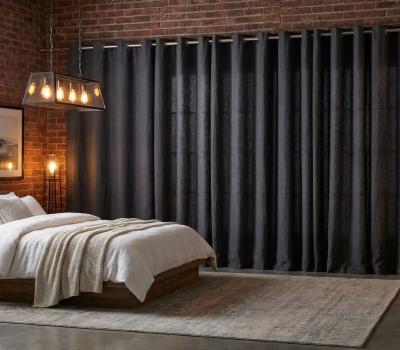 Как красиво повесить шторы — это вопрос не только эстетики, но и функциональности. Правильная драпировка способна визуально увеличить высоту потолков и расширить пространство.