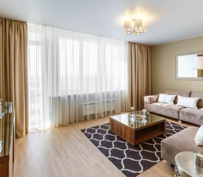 Габардин относится к категории плотных текстильных изделий с характерным диагональным переплетением нитей. Материал изготавливается саржевым плетением, при котором скрученные вдвое тонкие нити основы пересекаются с одинарными толстыми нитями утка.