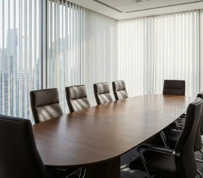 Офисные шторы решают три задачи: защищают сотрудников от бликов и перегрева, вписываются в корпоративный стиль и обеспечивают нужный уровень приватности.